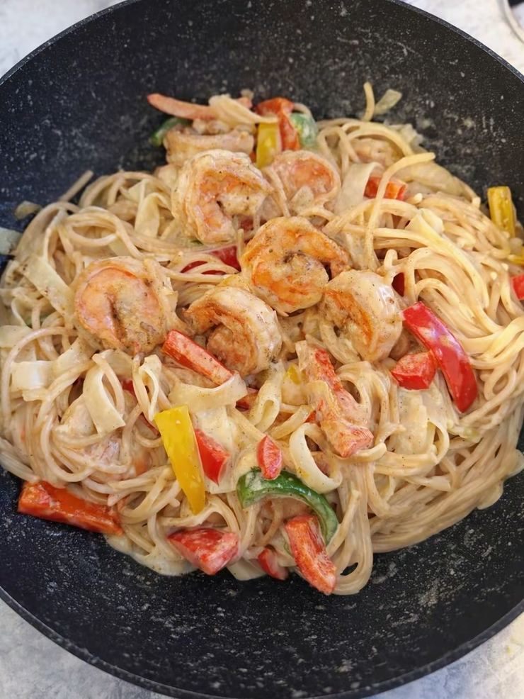 Creamy garlic prawn pasta with peppers